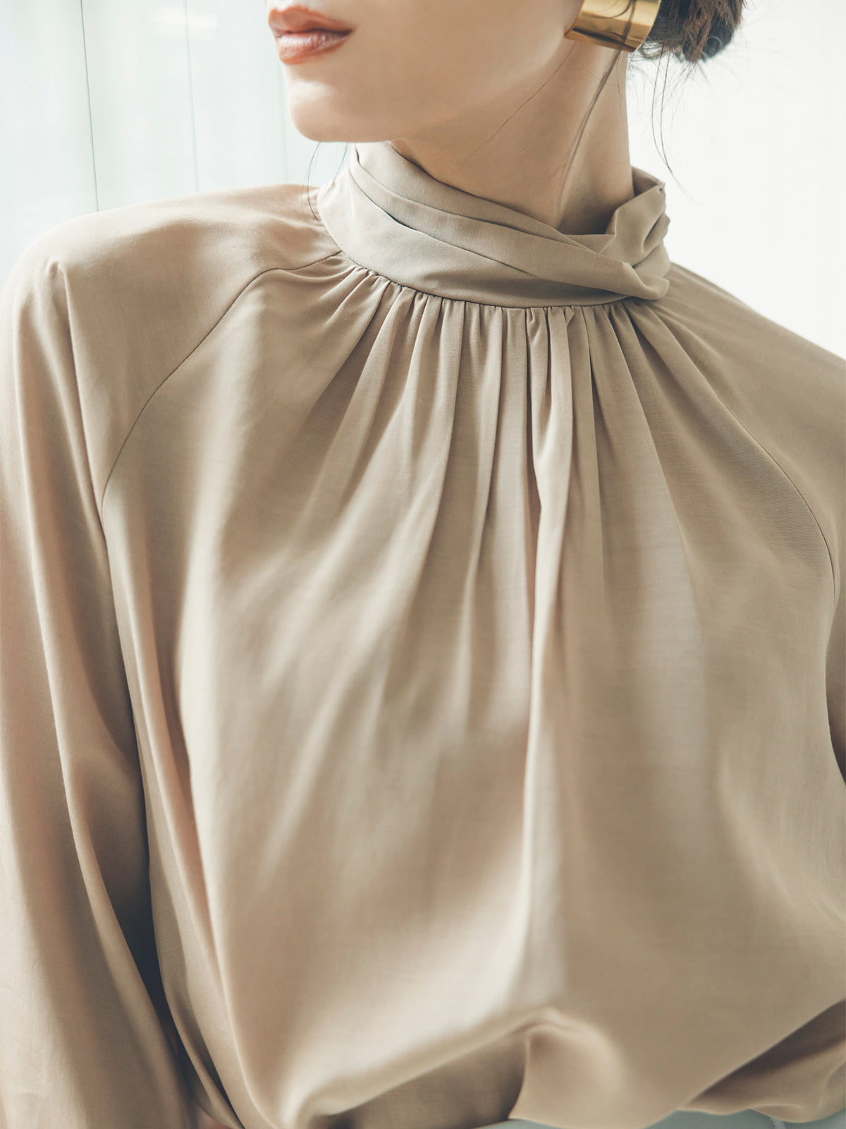 クロスネックボリュームブラウス