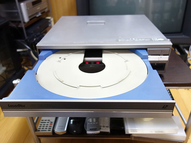 レーザーディスク LD-V500 （Pionner) 1983年 | 古いハードに囲まれて