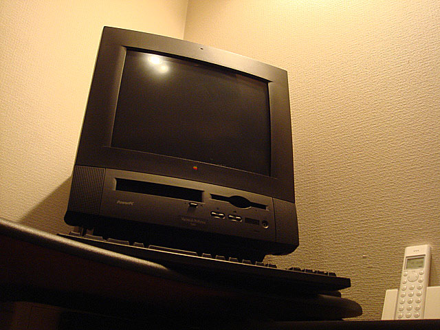 Macintosh Performa 5440 (Apple) 1996年 | 古いハードに囲まれて