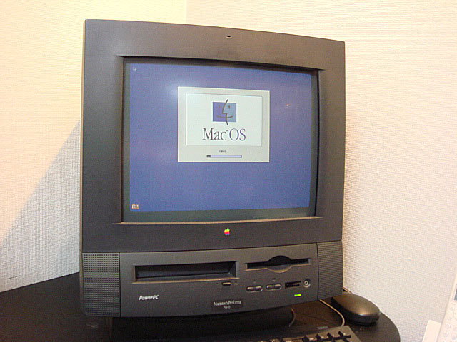 Macintosh Performa 5440 (Apple) 1996年 | 古いハードに囲まれて