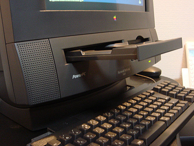 Macintosh Performa 5440 (Apple) 1996年 | 古いハードに囲まれて