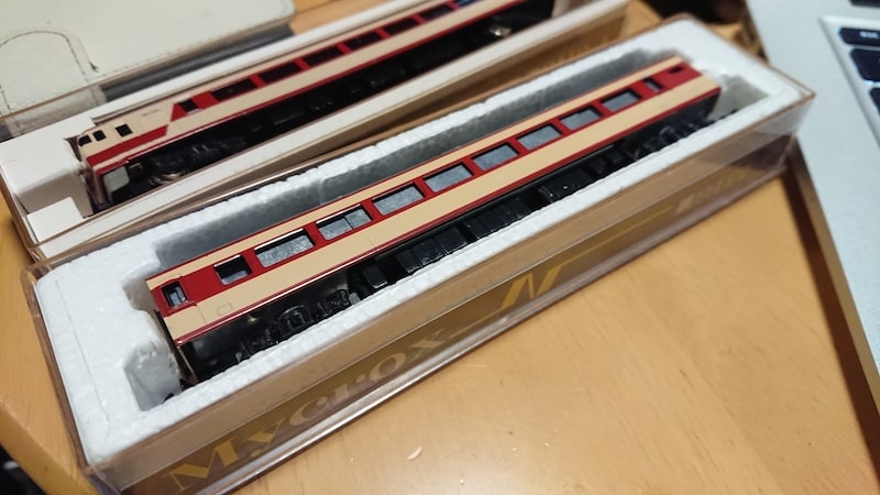 今はなき「しなのマイクロ」の真鍮製157系が入線！ | あそぶログ！