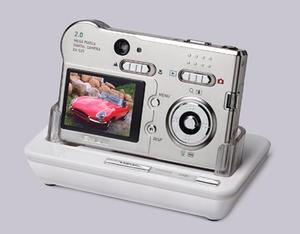 ASCII.jp：カシオ計算機、さらに小さくなったカードサイズカメラ