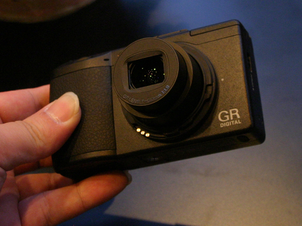 ASCII.jp：レンズから画像エンジンまで新しくなった「GR DIGITAL III」