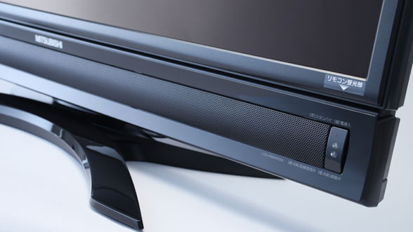 ASCII.jp：実は挑戦的な薄型テレビ!? 三菱「REAL MZW300」 (1/4)