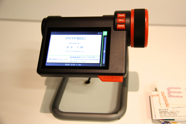 ASCII.jp：アナログ感溢れるダイヤル操作が魅力のデジタル名刺ホルダー