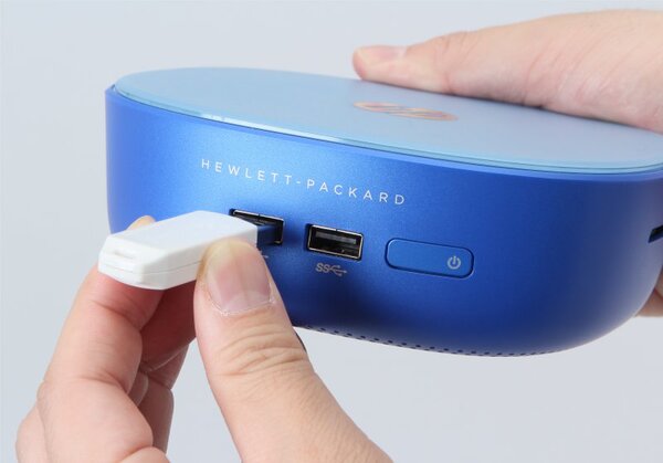 ASCII.jp：HPの手のひらPC「Stream Mini」を片手でつまみながらレビュー