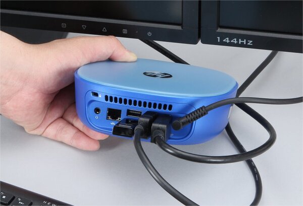 ASCII.jp：HPの手のひらPC「Stream Mini」を片手でつまみながらレビュー