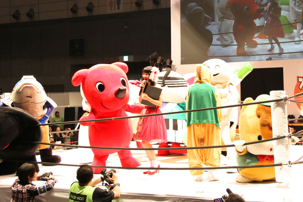ASCII.jp：ニコニコ超会議 2015でくまモンやチーバくんらがプロレス