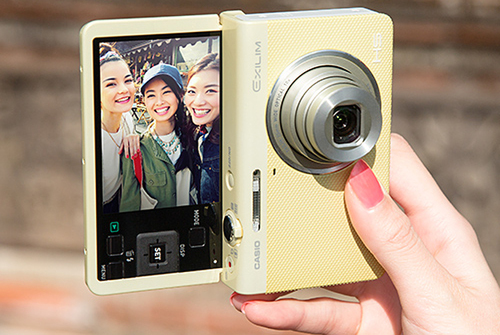 ASCII.jp：カシオ、「自撮り女子」向けエクシリム「EX-ZR70」