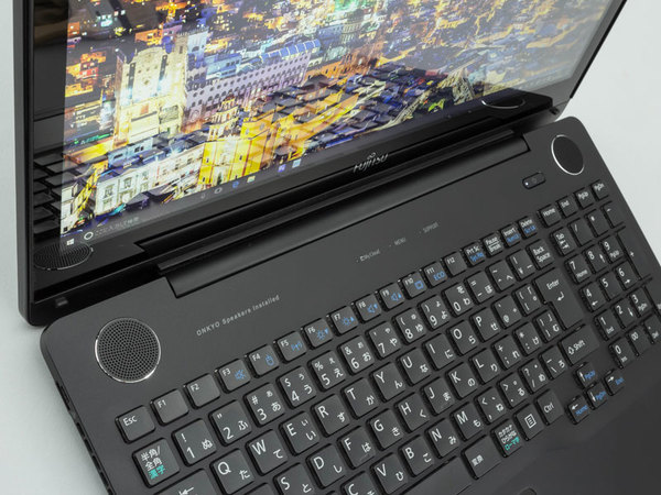ASCII.jp：15万円台の富士通15.6型ノートは高性能＆タイピング快適で