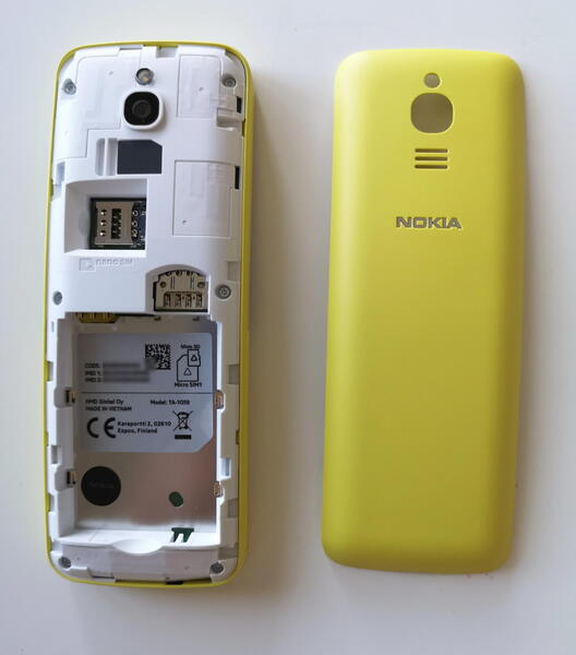 ASCII.jp：復刻で話題の“バナナフォン”「Nokia 8110 4G」を衝動買い (3/5)