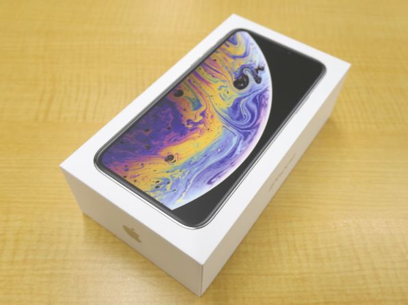 ASCII.jp：iPhone XS／XS Maxを開封ゥ～！ ゴールドがよい感じ！ (1/2)