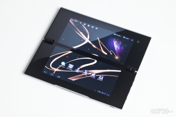 折りたたんでコンパクト！ 2画面タブレット『Sony Tablet P』は3Gのみ