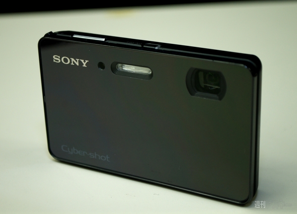 これぞ“It's a SONY”！ 前面ガラスデザインのデジカメ『DSC-TX300V