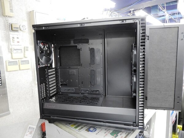 ASCII.jp：拡張性と静音性を備えたフルタワーケース「Define 7 XL」