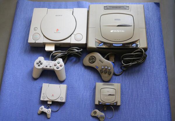 驚きの再現度！ プラモ版PlayStationとセガサターンを制作、鑑賞、実機