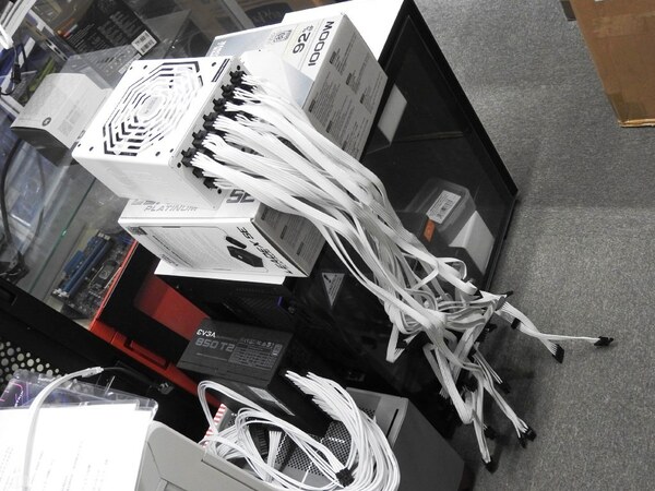 ASCII.jp：1000WでセミファンレスのPLATINUM認証電源、白色モデルもあり