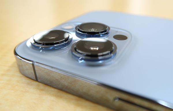 ASCII.jp：2021年の新色、iPhone 13のシエラブルーとピンクを実機で