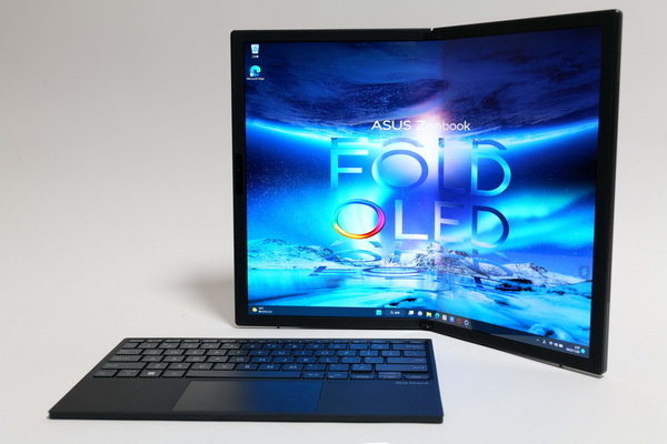 ASCII.jp：ASUS 「Zenbook 17 Fold OLED」実機レビュー = 世界最大の2