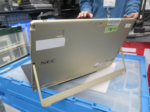 ASCII.jp：OSが入ってない！ 超訳ありなキーボード付きNECタブレットが