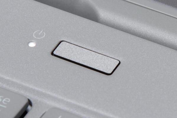 ASCII.jp：1kg以下の軽量に驚き！16:10で見やすくなった富士通の14型