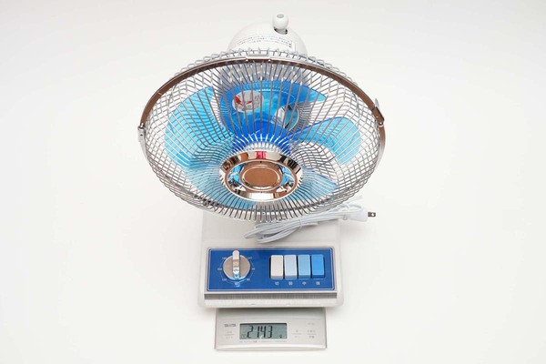 ASCII.jp：懐かしすぎるミニ扇風機！普通に使いやすくてオススメ【実機