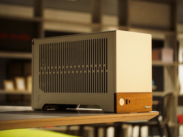 ASCII.jp：10.4LボディーでRTX 4070 Tiまで選べる、最強の小型