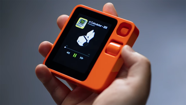 ASCII.jp：AIを活用し音声のみで操作「rabbit r1」カッコいい筐体は