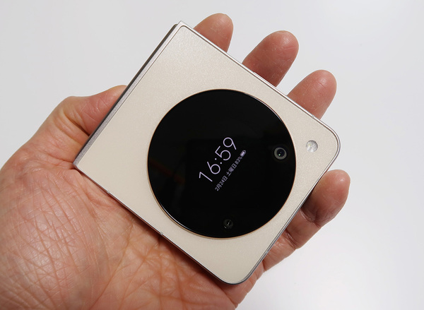 ASCII.jp：予想以上に弱点少なめ!? MNPなら3万9800円の折りたたみ