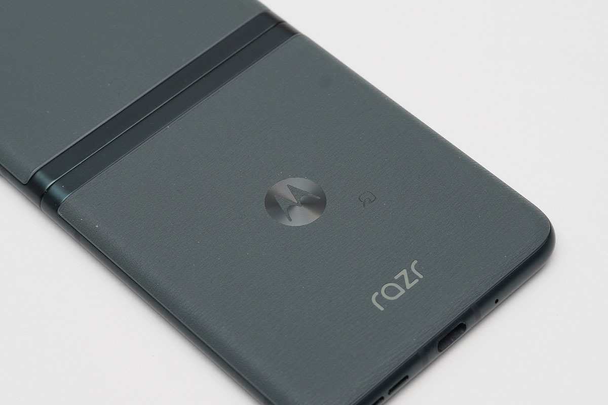 ソフトバンクで安く利用可能な折りたたみスマホ「motorola razr 40s