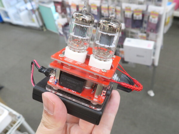 ASCII.jp：扱いが難しいけど音がイイ！ 手乗りサイズの真空管アンプキット