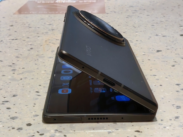 ASCII.jp：折りたたみなのに薄い！ 高性能で薄型軽量ボディーのvivo「X