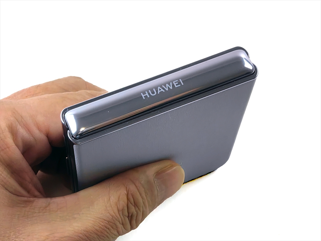 ファーウェイの縦折りスマホ「Pocket 2」はミドルクラスながらカメラの