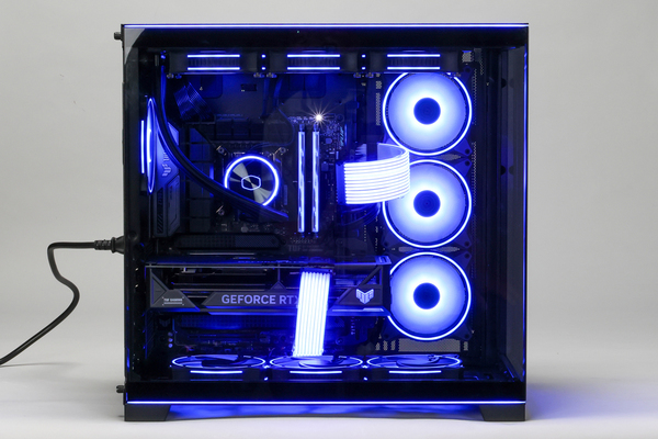 ASCII.jp：LIAN LIのケースに取り付け面倒なRGBファンをこれでもかと