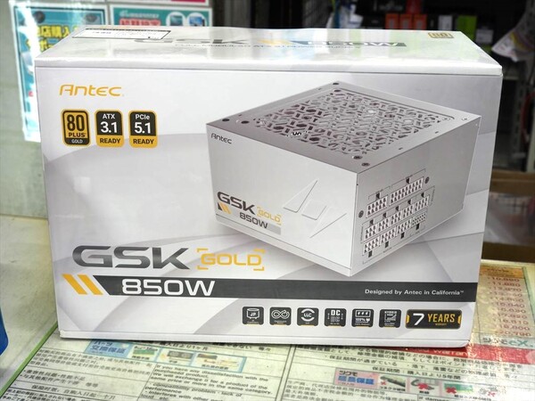 ASCII.jp：本体からケーブルまで“全て白”で統一したAntecのGOLD電源