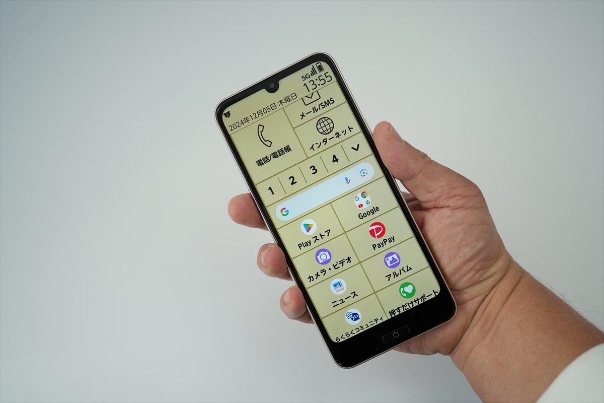ドコモ以外からも売られる新らくらくスマホはガラケー的UIと進化した