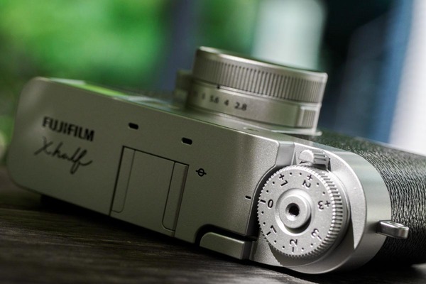 ASCII.jp：私も買うか迷ってます、フィルムの“不自由さ”も楽しめる縦