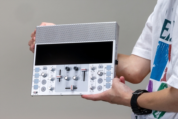 ASCII.jp：バッテリー＆スピーカー内蔵でこれ1台でどこでもDJ