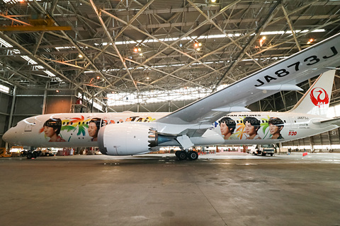 JAL、嵐のメンバーが参加して特別塗装機「ARASHI HAWAII JET」公開。5