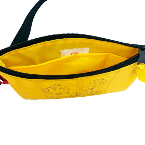 ライフベストをアップサイクルした「JALライフベストサコッシュ