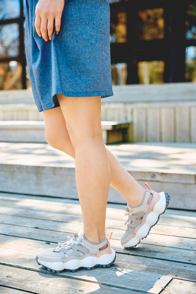 コロンビア、地層をイメージしたスニーカーサンダル「スライブ