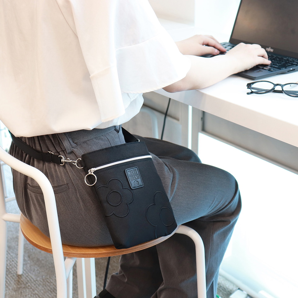 MARY QUANT、大人のマルチポシェット「ポケットプラス」。秋の旅行や