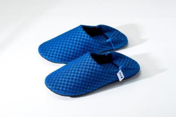 ライフベストをアップサイクルした「JALライフベストサコッシュ