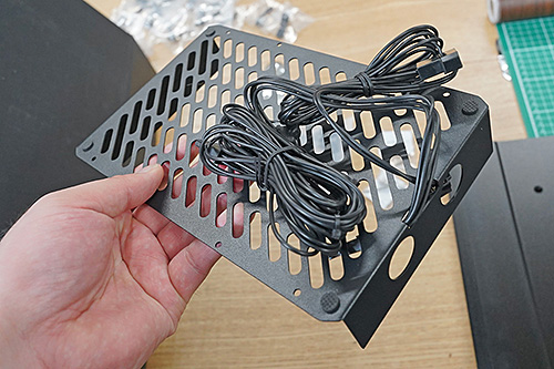 水冷用ラジエーターを外付け化するスタンドケースが登場、360mm用と