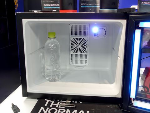 冷蔵庫も七色に輝く時代に、LED内蔵の「ゲーミング冷蔵庫」が発売