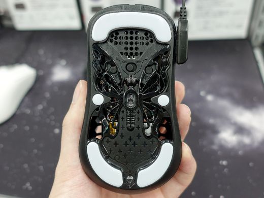 カーボン複合材採用の軽量ゲーミングマウス「UNIUS Black Lotus