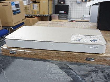 メディア再生重視のファンレスNASキット「HS-453DX」がQNAPから、10GbE