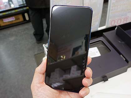 背面にも有機ELディスプレイを搭載、2画面スマホ「Vivo NEX Dual