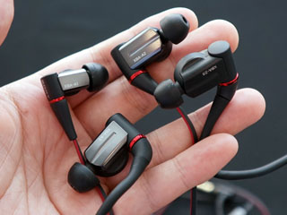 ソニー、BA+ダイナミックのハイブリッドイヤフォン3機種を刷新。「XBA
